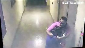 陳男拿妻子的學生證磁卡，潛入長庚科技大學，強抱女大生並襲胸得逞，警方循線逮獲陳男，訊後依強制猥褻罪送辦（翻攝畫面）