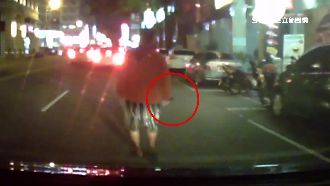 男持藍波刀逛大街　警辣椒水伺候壓制