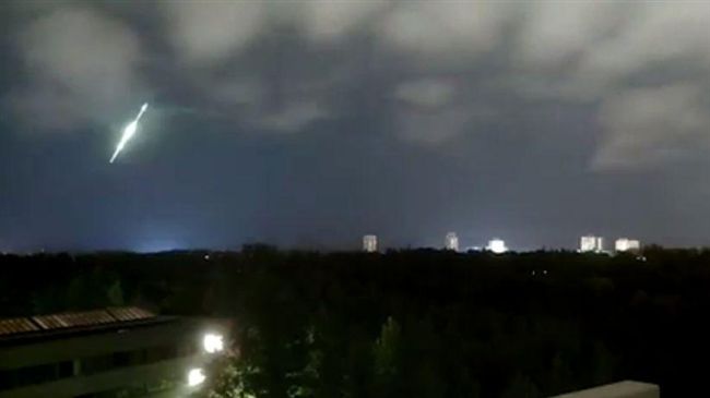 「神秘光球」從天降落　照亮加國夜空