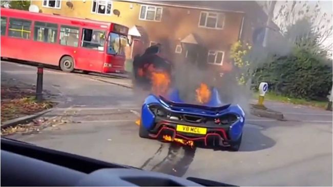 車迷心痛！麥拉倫超跑路邊燒成廢鐵…