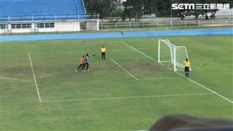守門員衝出慶祝勝利　下一秒變豬隊友