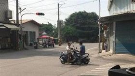 機車,騎士,安全帽,違規,臨停,路中央,人情味,鄉下　圖／翻攝自臉書爆廢公社