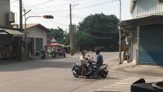 騎士臨停路中央閒聊　網：鄉下人情味