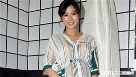 方志友身懷六甲預防自己及小BOBY在浴室避免滑倒。（記者邱榮吉/攝影）