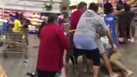 16:9
影／為搶超市最後一份肉　紐西蘭7壯漢當場大亂鬥
圖／翻攝自KBClips YouTube
https://www.youtube.com/watch?v=F0eniqQ8tfY