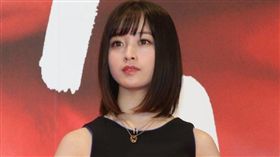 ▲橋本環奈身穿無袖洋裝，肉肉手臂展露無疑。（圖／翻攝自微博）