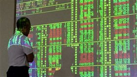 台股力守5日線（3）美股那斯達克指數19日下挫，蘋果股價收在155.98美元，下跌2.4%。20日台股早盤蘋概股鴻海、大立光、廣達拉回修正，大盤一度回檔到10700點附近，盤中電子股回穩，台股跌幅收斂，力守5日均線約10745點。中央社記者董俊志攝　106年10月20日