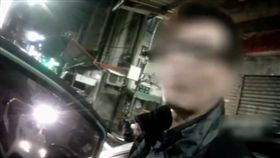 王男接受警方攔查。（圖／翻攝畫面）