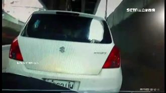 汽車裝傻硬闖機車道　害騎士動彈不得