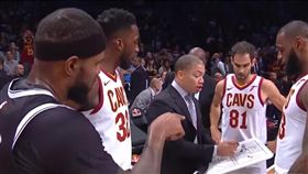 Trevor Booker亂入偷聽戰術（圖／翻攝自YouTube）