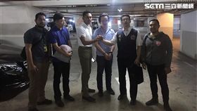 印尼千禧集團負責人陳宣銘，在台違法吸金52億元後，去年審理期間潛逃印尼遭通緝，刑事局國際科協請印尼警方緝捕，趁陳男前往機場附近等候友人林庭申時，遭到印尼警方一網打盡（翻攝畫面）