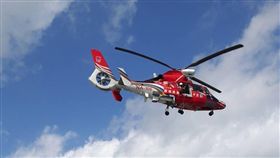 空勤總隊今天上午發現釣客遺體將其吊回岸上。（圖／翻攝畫面）