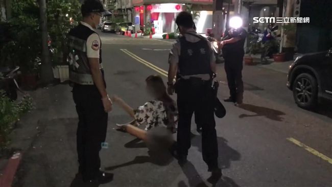 長腿女醉醺飆三字經　倒地露臀狂踹警