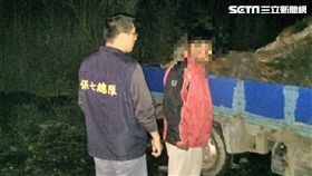 江男駕車前往蘭陽溪河床竊取漂流木，此時警方前往百濤橋巡邏，赫見下方河床有點點燈光，隨即下橋前往現場調查，當場逮獲正在搬運木頭的江男，訊後依違反森林法及竊盜等罪送辦（翻攝畫面）