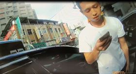 陳男車上載著鉅額款項遭警方攔查。（圖／翻攝畫面）