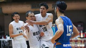 ▲蔡文誠（白球衣14號）賽後開玩笑說要謝謝簡浩（右一）。（圖／記者蔡宜瑾攝影）