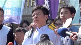 鄭性澤遭控殺警案  台中高分院改判無罪鄭性澤被指控犯下台中KTV包廂殺警案，原本判死刑定讞，去年台中高分院裁定再審，鄭性澤獲釋。台中高分院26日改判無罪，但仍須限制住居。鄭性澤（前中）聆聽判決後走出法庭，朗讀寫給蘇警兒子的信。中央社記者蘇木春攝　106年10月26日