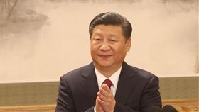 習近平鼓掌歡迎中共政治局7常委中共19大專題中共第19屆中央委員會第一次全體會議25日選出7名中央政治局常委，中共總書記習近平致詞時鼓掌表示歡迎。中央社記者吳家昇攝　106年10月25日