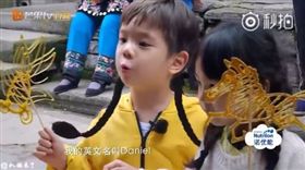 小小春,嗯哼（圖／翻攝自微博）