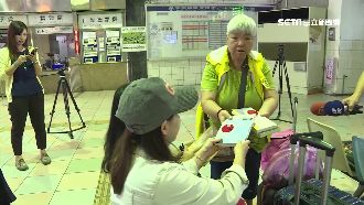 志工嬤樂於傳遞知識　2年送書1千本