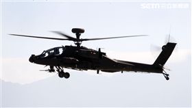 AH-64E阿帕契直升機空中戰技操演。（記者邱榮吉／龍潭拍攝）