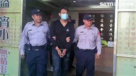 呂男與2名友人相約面交毒品，卻遭到巡邏警員盤查，呂男隨即倒車準備逃逸，林姓警員開槍射擊左前輪示警，嚇得呂男等人下車受檢，警方訊後將3人一毒品罪送辦（翻攝畫面）