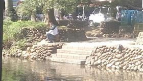 自己的魚自己釣？竹市護城河驚見釣魚客　網：這魚你敢吃
圖／翻攝自臉書社團新竹爆料公社