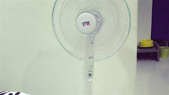 電風扇故障卡卡　她這樣修理驚呆網友