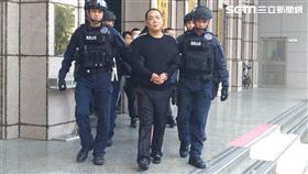 「天道盟太陽會一代虎」的帶頭大哥曾盈進，因與基隆市1家遊戲場發生搶客糾紛，他教唆老婆王慧如率領旗下小弟，前往砸店並毆打店員，還暗示對方要賠償500萬元，警方歷經連日跟監蒐證，昨天一舉將眾人逮捕到案，訊後依組織犯罪、恐嚇取財及妨害自由等罪送辦。（翻攝畫面）