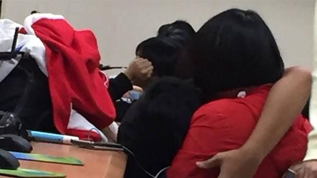 天氣轉涼…淡大生頭埋女友豪乳取暖