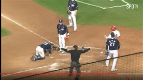 ▲斗山熊在韓國大賽第2戰關鍵夾殺引發討論。（圖／截自網路）