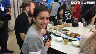 世界網紅吃台灣小吃　看到這食物變臉