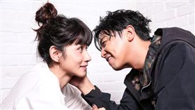 李千娜小鬼二人合作《逃婚100次》拍出極佳默契，兩人拍合照時，自動會擺出合拍動作。（圖／鏡週刊提供）