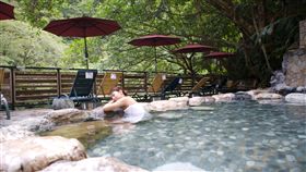 氣候漸冷　烏來弱鹼水質溫泉泡湯新北市府24日表示，時序進入二十四節氣的「霜降」，涼爽氣候，是泡湯旅遊的好季節。烏來溫泉屬於弱鹼性碳酸泉水質，有「美人湯」名號。（溫泉業者提供）中央社記者黃旭昇新北市傳真  106年10月24日