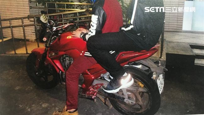 串通友人扮搶匪　他英雄救美下場卻…