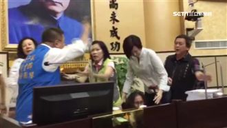 不滿變更議程　蔡育輝嗆主席推倒椅