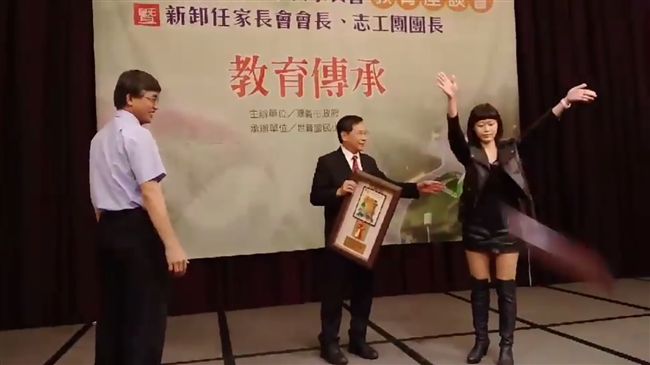 當涂醒哲面摔證書　會長夫人挨轟無禮