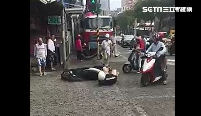 水泥爆管還是噴錯？行人遭潑及送醫