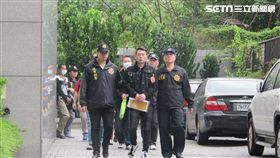 竹聯幫震武堂堂主林鈞庠，夥同統促黨狄青黨部主委孔慶駿，由周姓女友出面指控劉姓男子性侵，再以此為由恐嚇600萬元，林男利用酒瓶敲頭等方式凌虐，孔男則在一旁助勢，刑事局逮獲7人到案，訊後依恐嚇取財、傷害及組織犯罪等罪送辦（翻攝畫面）