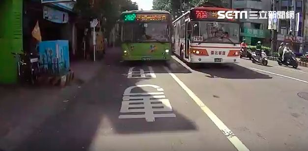 路你家的？兩公車竟併排擴音器吵架！