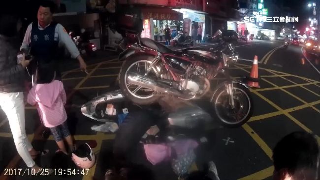 兩機車撞成站立疊羅漢　路人好奇圍觀