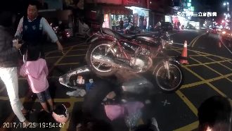 兩機車撞成站立疊羅漢　路人好奇圍觀