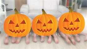 16:9
啊嘶～正妹只穿內褲美尻翹高高猜誰正　網友凍未條選不出來
圖／翻攝自matsusitamiori Twitter
https://twitter.com/matsusitamiori/status/913785505208197120