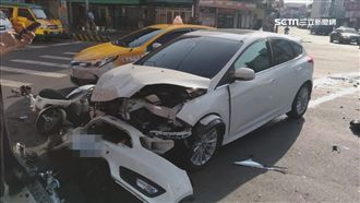 小黃闖燈鏟車全倒　騎士保命棄車逃