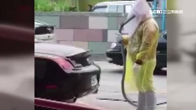 愛車遭突襲！男拿吸塵器大戰蜜蜂大軍