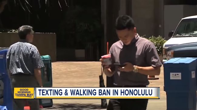 走路別再當低頭族　夏威夷將開罰