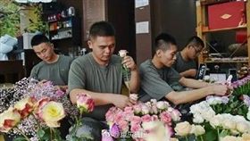 大陸有一名「班長」阿兵哥毛雲清，退伍後在大陸在江蘇常州開一間花店，與同梯弟兄集資創業，他們每天不僅要接受軍事化的規定，還要出操晨跑5公里，有著革命情感的17人甚至還相約單身到30歲！（圖／翻攝自微博）