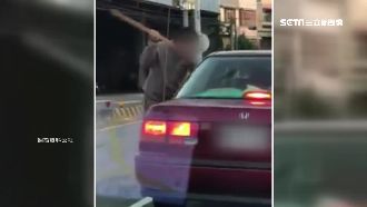 疑行車糾紛　男攔車持棍棒敲車狂罵