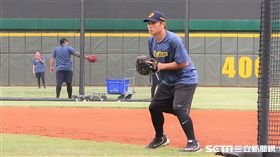 彭政閔一壘守備練習。（圖／記者王怡翔攝）