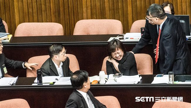 賴清德答詢中　女官員疑中邪淒厲尖叫